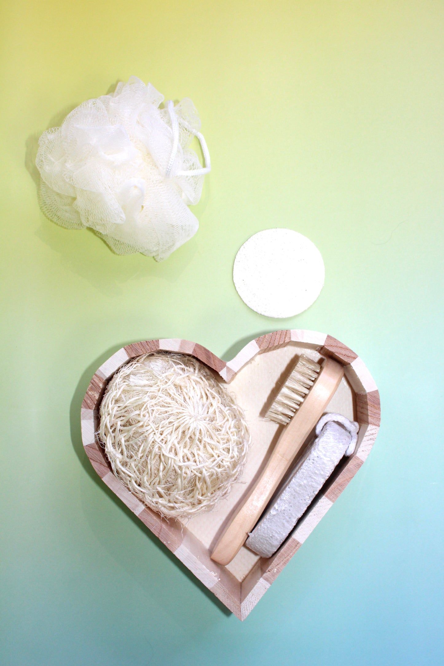 Set corazón de 6 piezas de accesorios de baño en madera